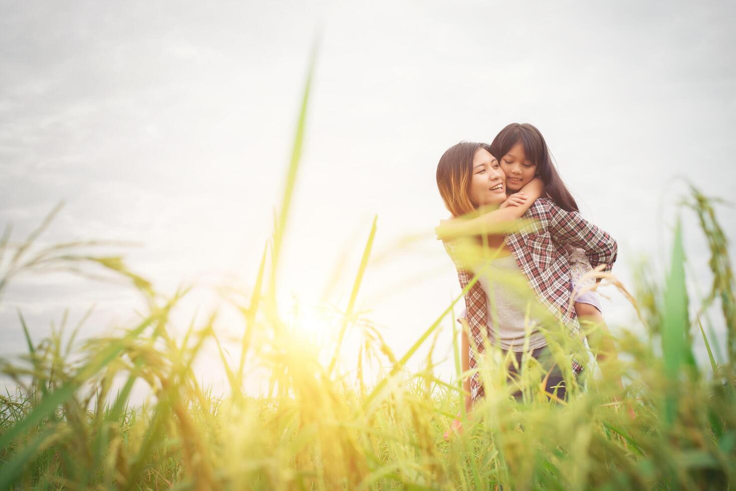 retrata a mamá e hija jugando al aire libre, disfrutando del tiempo en familia. foto