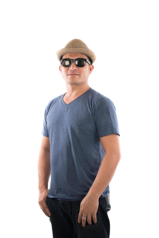 retrato de un joven hipster con un sombrero de camiseta azul con la cabeza en la cámara aislada sobre fondo blanco de estudio. foto