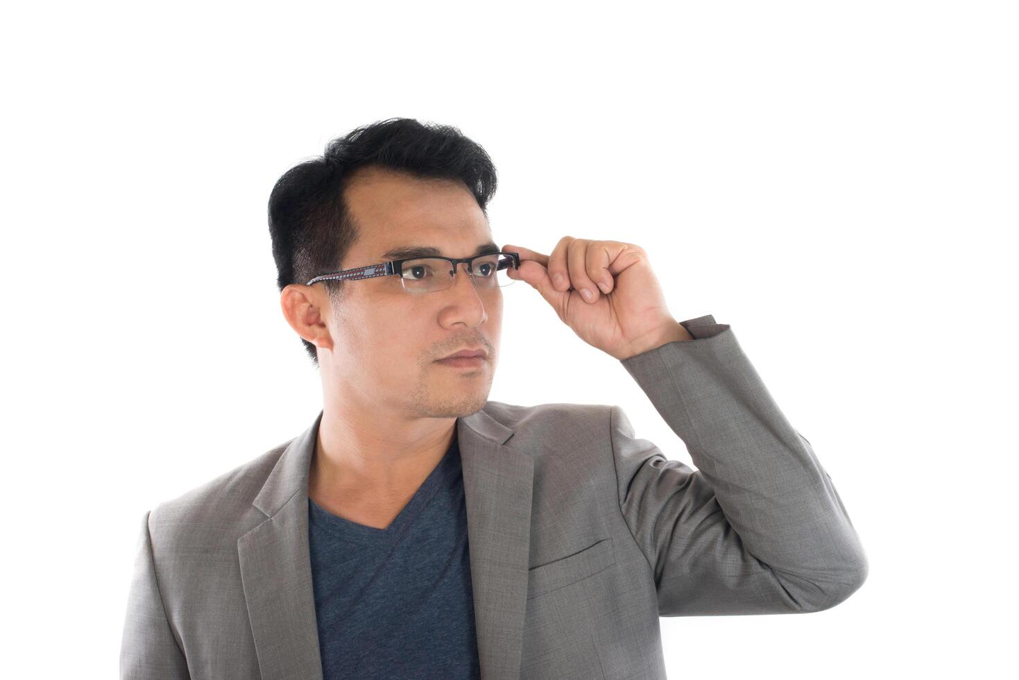 retrato de hombre de negocios con gafas aislado sobre fondo blanco. foto