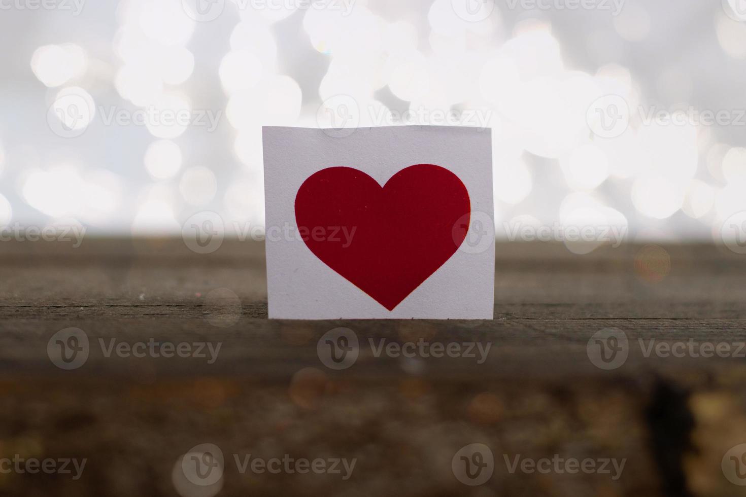 feliz día de san valentín, corazones de papel sobre fondo de madera con fondo de luces foto