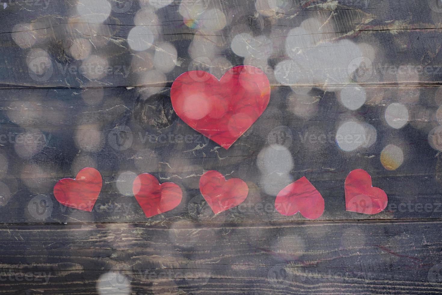 feliz día de san valentín, corazones de papel sobre fondo de madera con fondo de luces foto