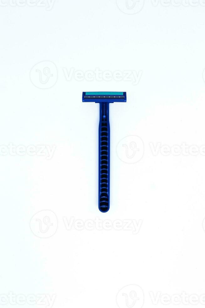 una parte inferior de la maquinilla de afeitar azul con una toma plana en el fondo blanco minimalista, modo retrato foto