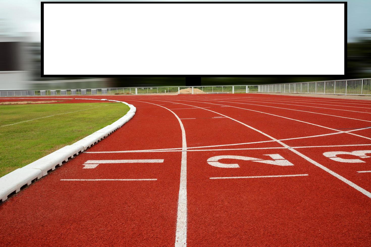 pista de atleta o pista de atletismo y pista de atletismo con esquina del campo de fútbol foto