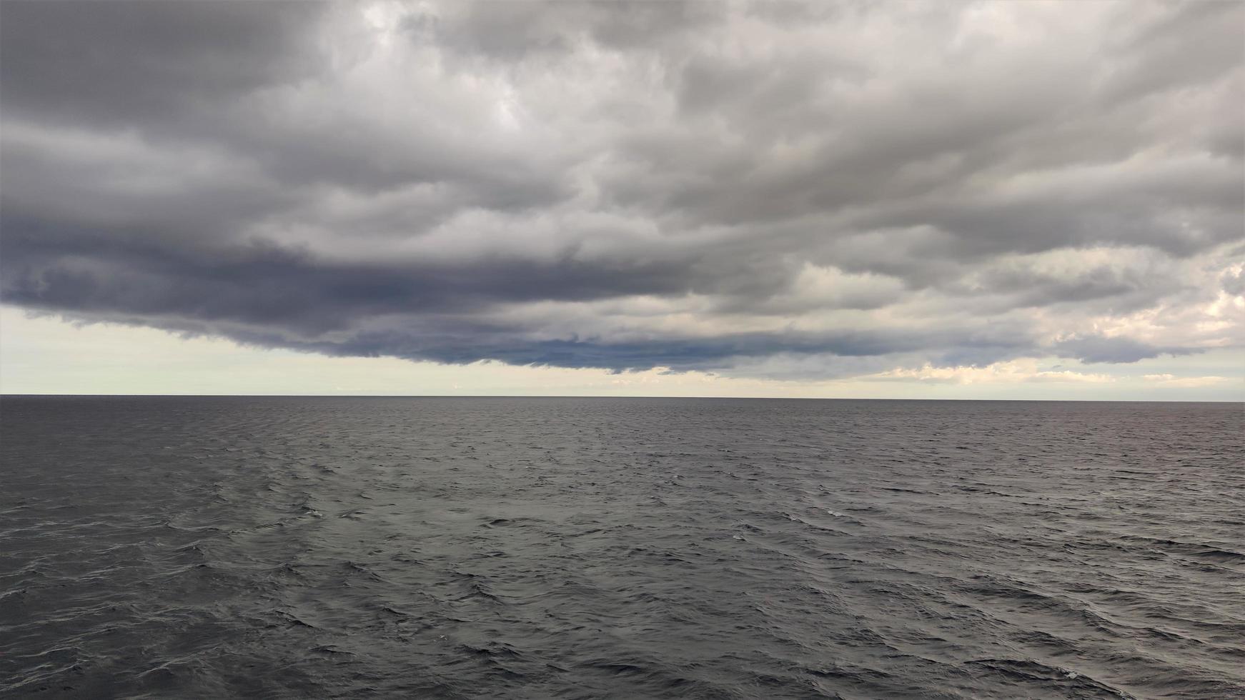 clima de nubes cumulonimbus, estas nubes son capaces de producir relámpagos y otros climas severos peligrosos, como tornados y granizo. foto