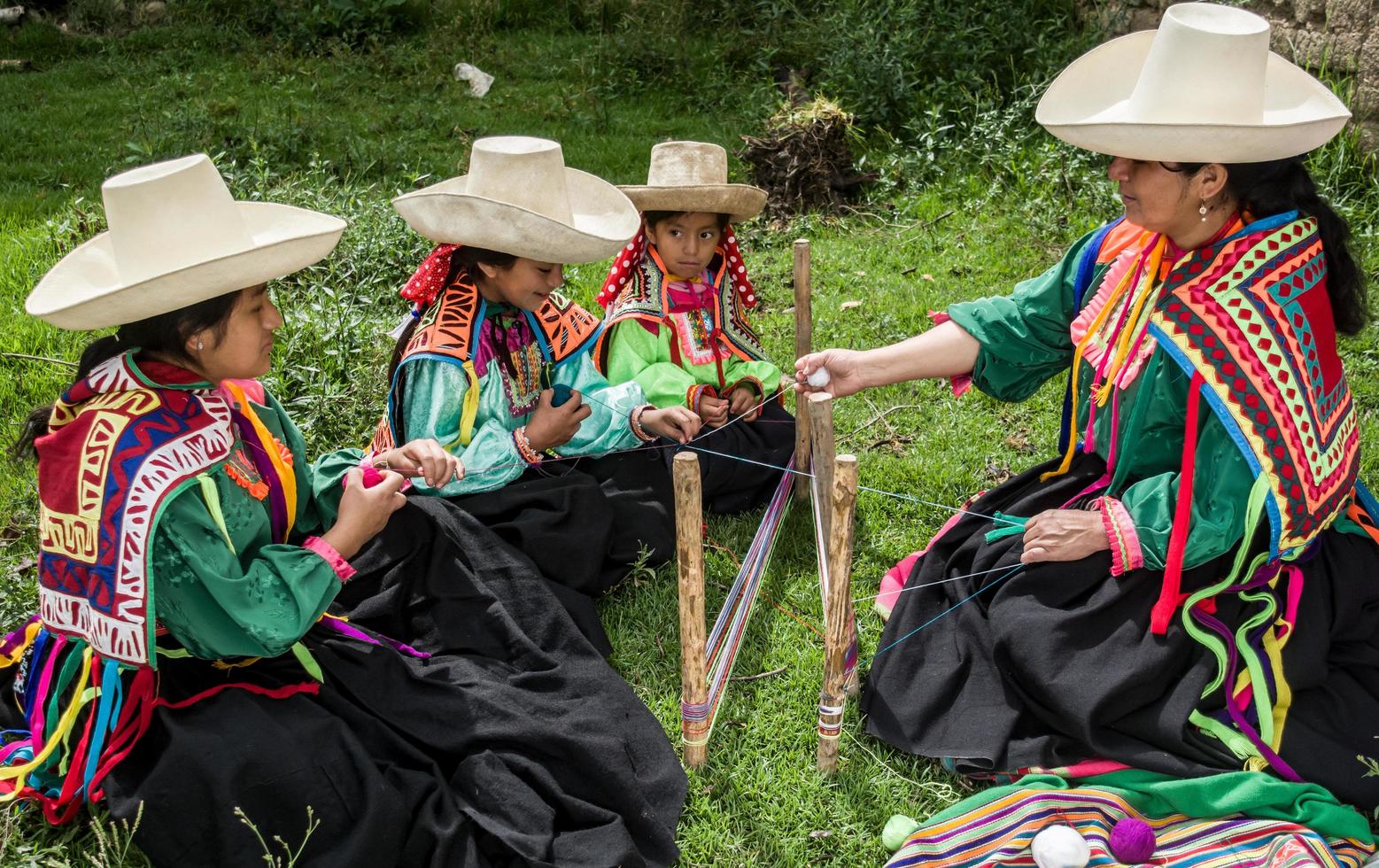 mujeres andinas peruanas posando en diferentes acciones foto