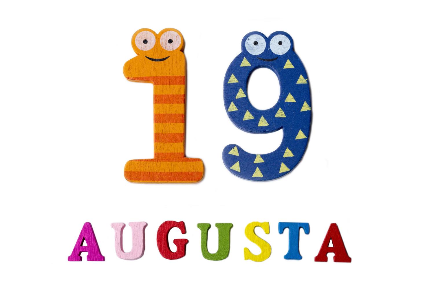 19 de agosto imagen del 19 de agosto, primer plano de números y letras sobre fondo blanco. foto