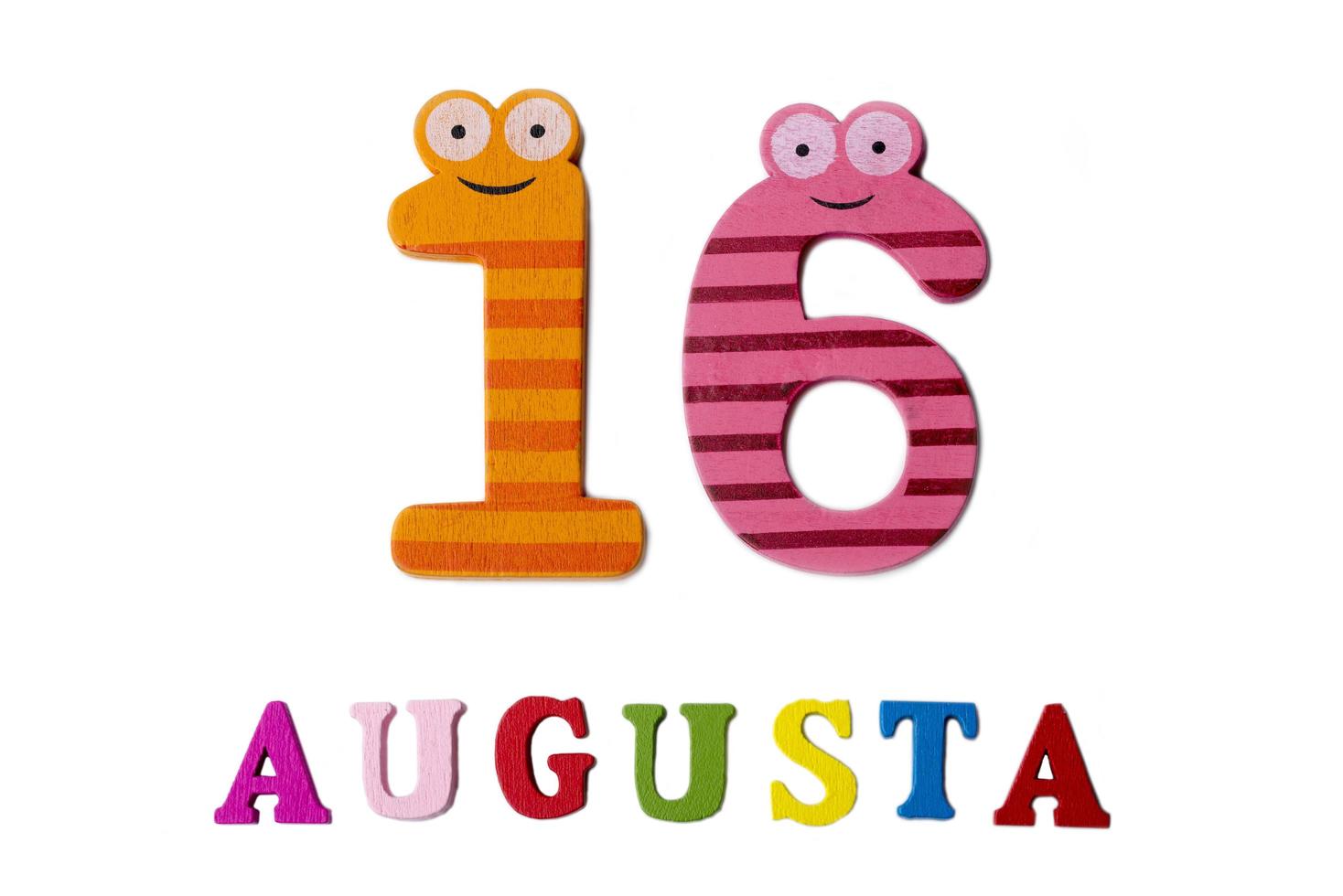 16 de agosto imagen del 16 de agosto, primer plano de números y letras sobre fondo blanco. foto