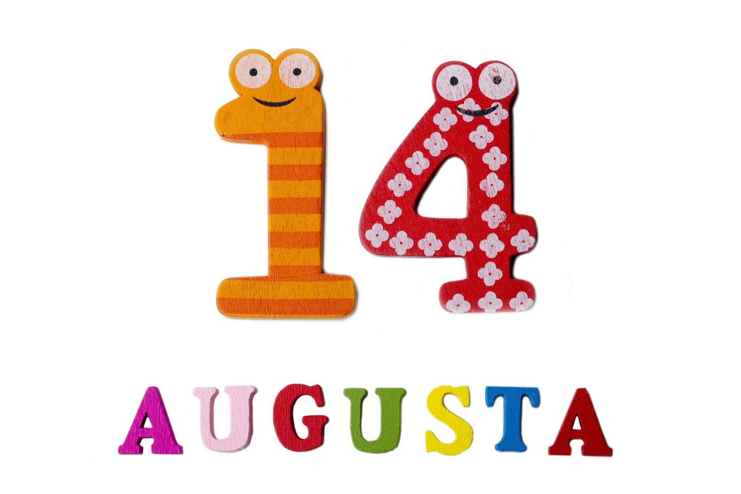 14 de agosto imagen del 14 de agosto, primer plano de números y letras sobre fondo blanco. foto