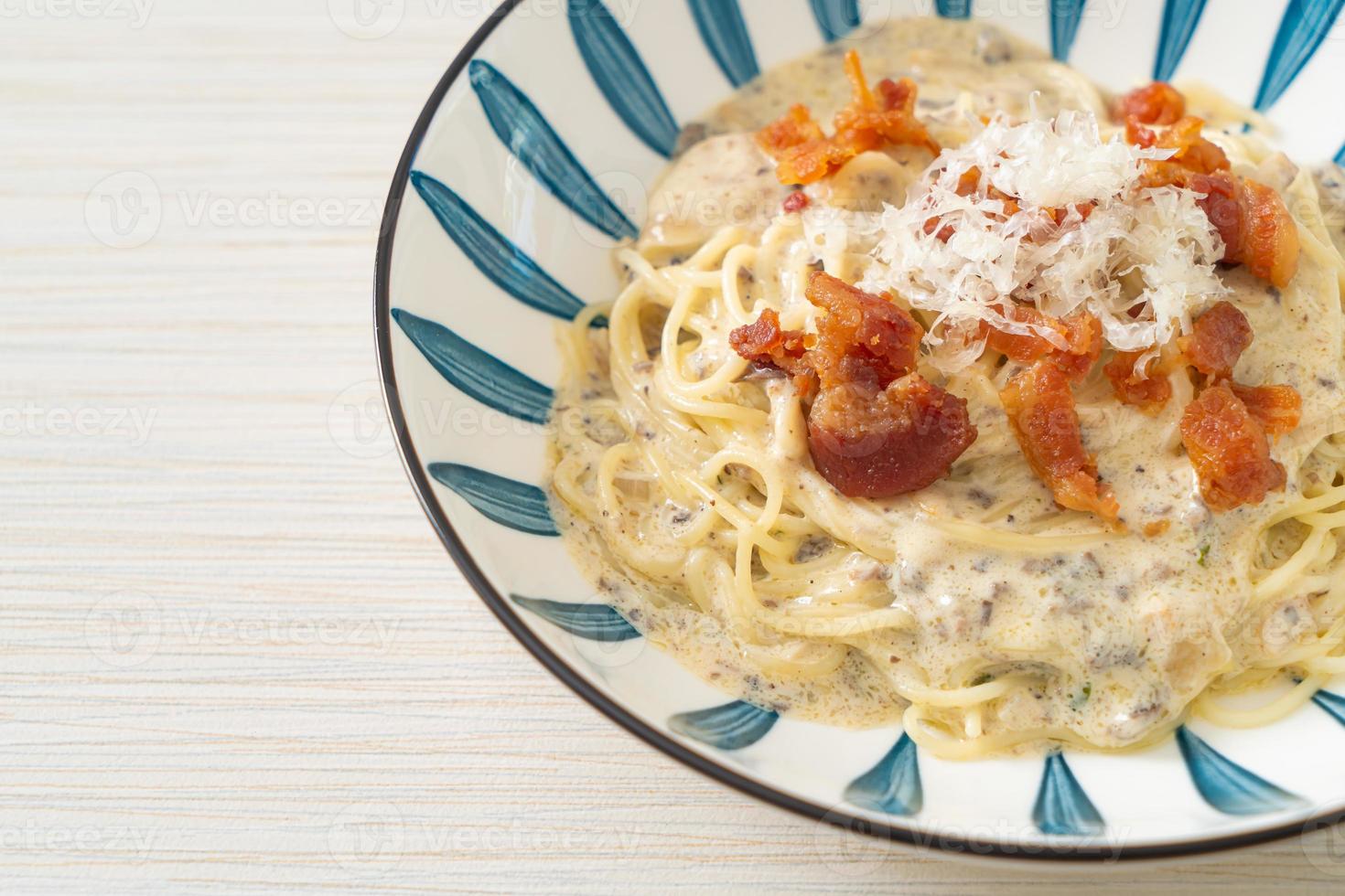 spaghetti with truffle cream sauce and mushroom photo