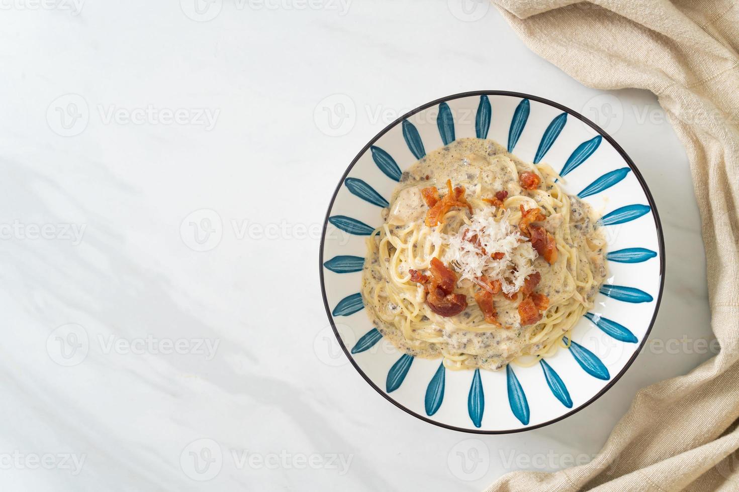 spaghetti with truffle cream sauce and mushroom photo