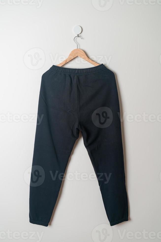 pantalones de chándal o jogger pantalones colgados en la pared foto