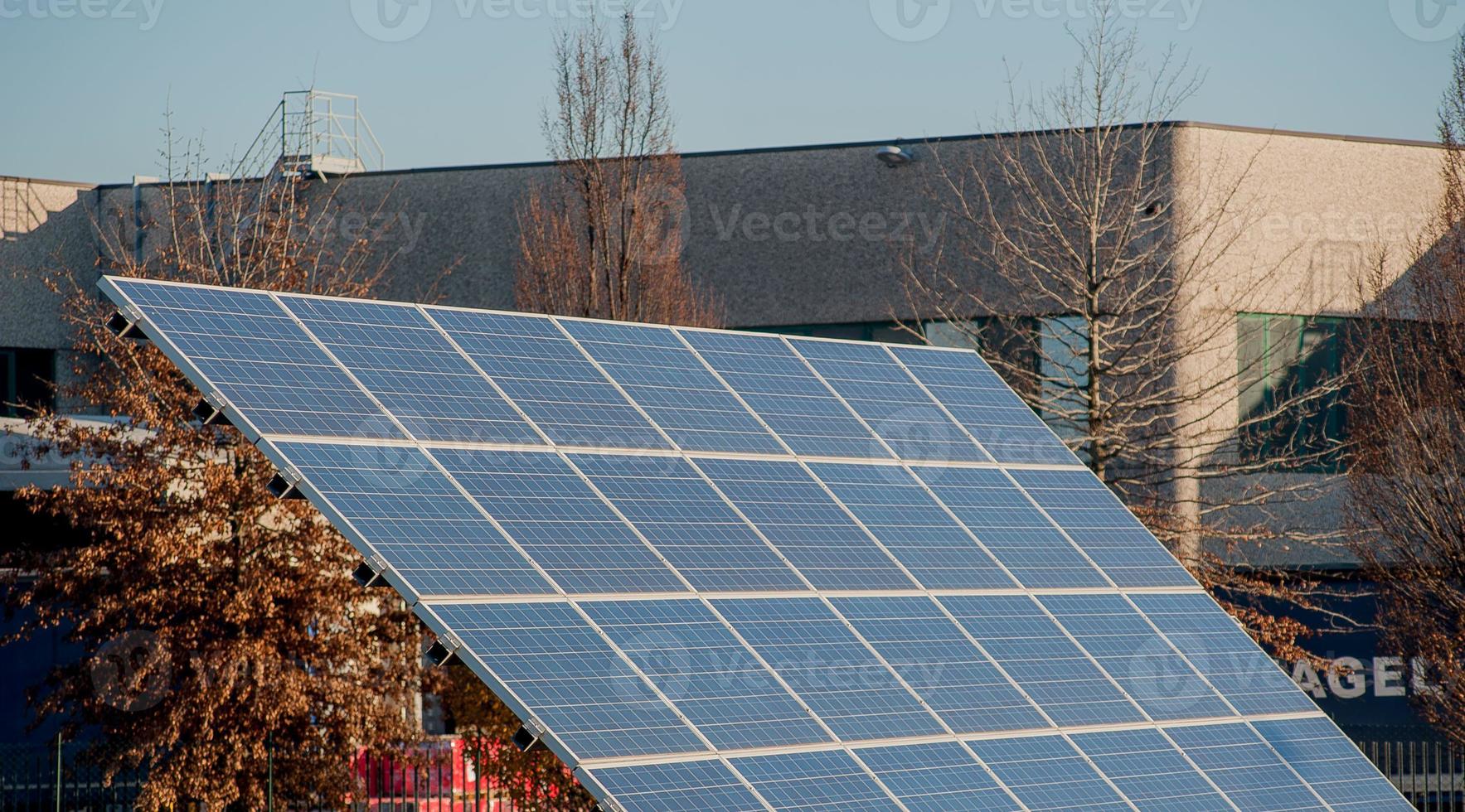 paneles fotovoltaicos para crear energía industrial foto