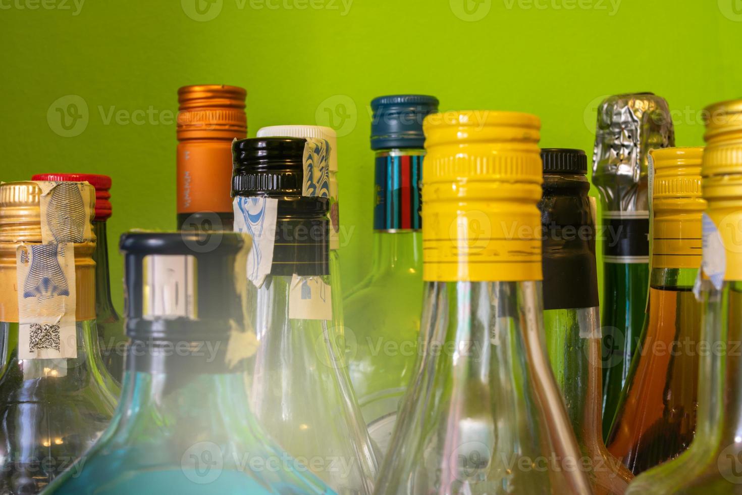 enfoque selectivo en la captura cercana de botellas de licor foto