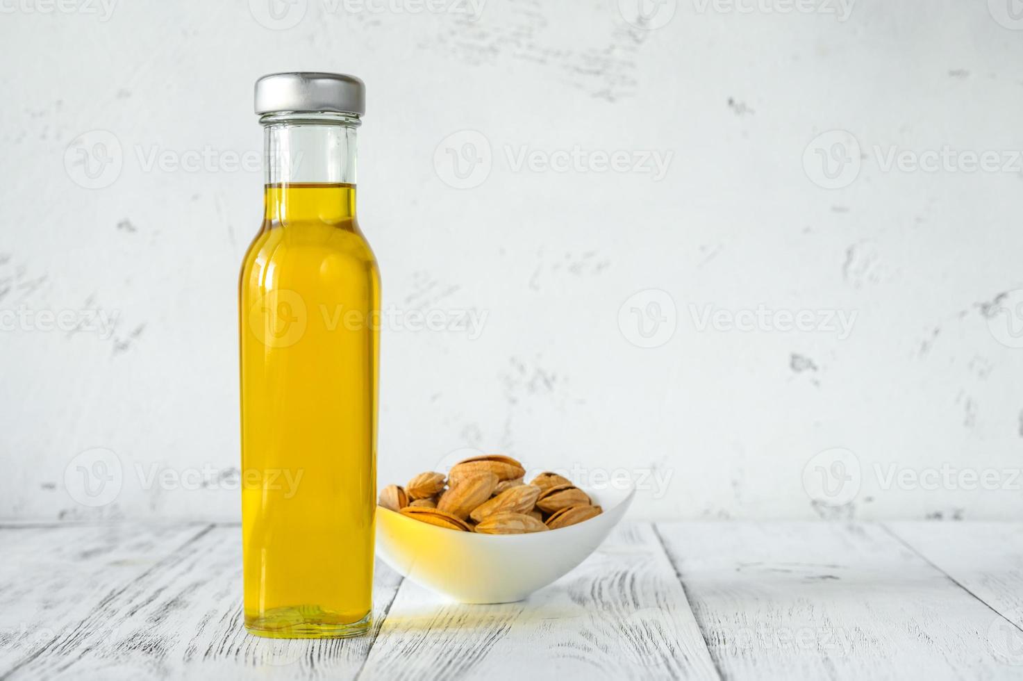 botella de aceite de almendras foto