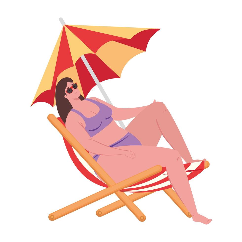 linda mujer regordeta sentada en una silla de playa con traje de baño de color púrpura sobre fondo blanco vector