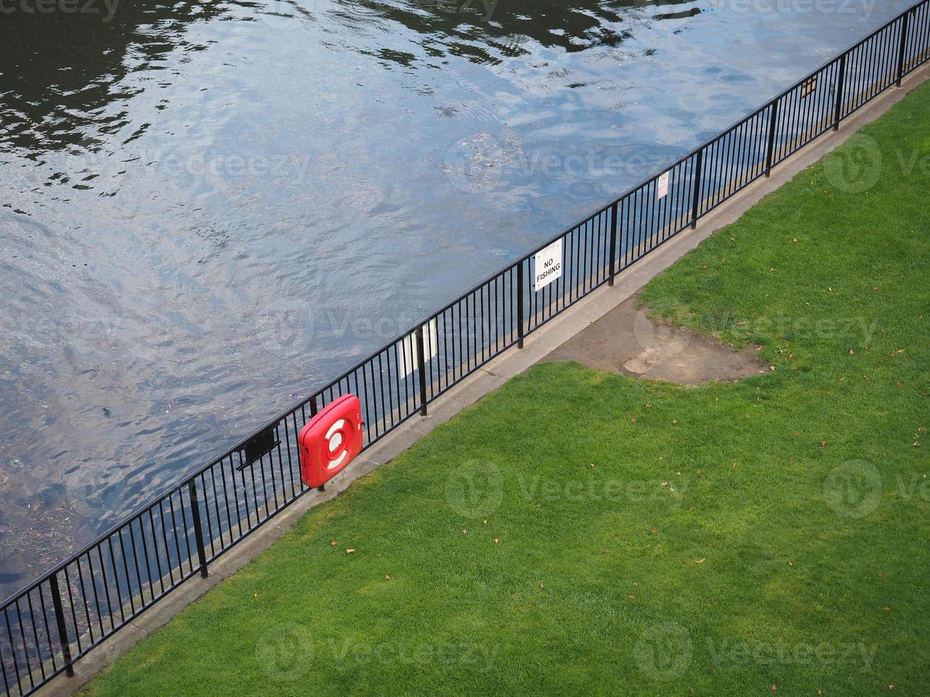 carril por el río foto