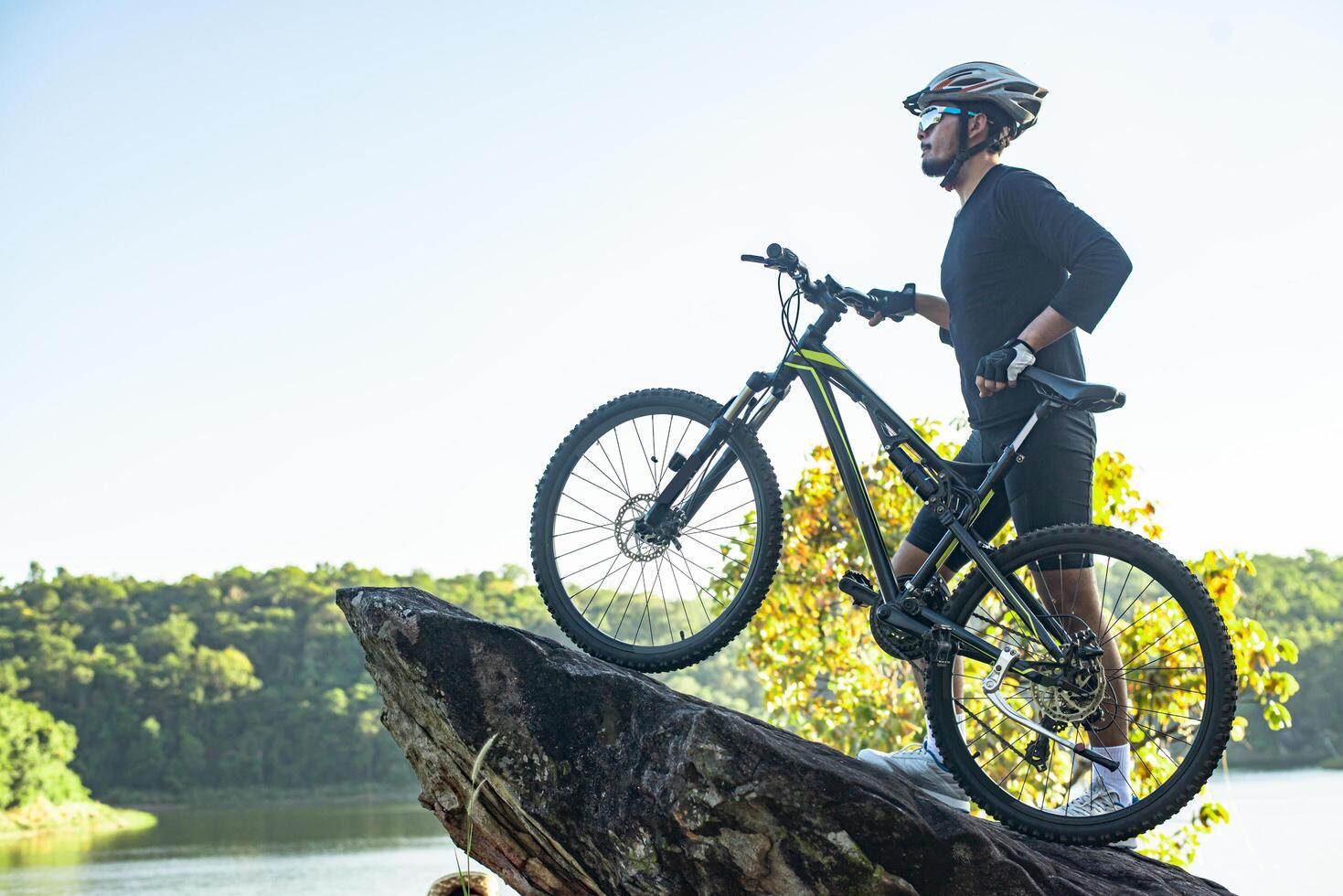 atletas de pie en las montañas con bicicleta foto