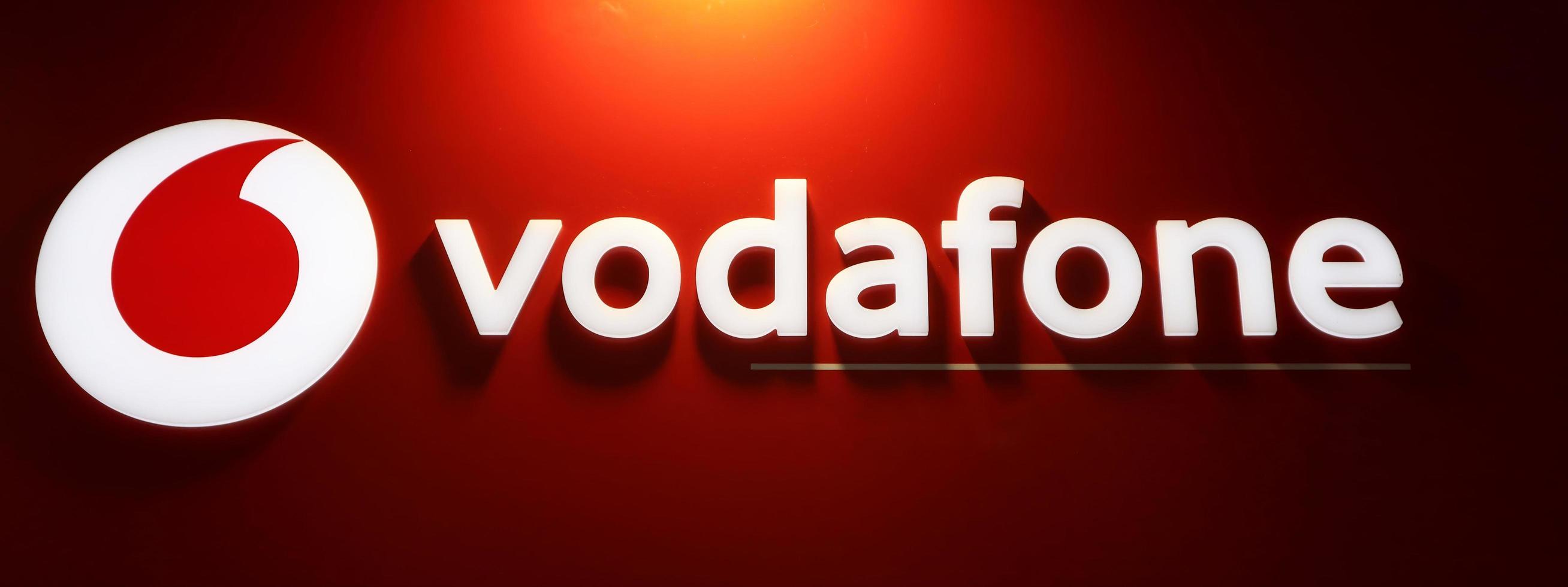 bolonia, italia, 2021, cartel de la tienda vodafone en bolonia, italia. vodafone es una de las mayores multinacionales de telecomunicaciones del mundo. foto