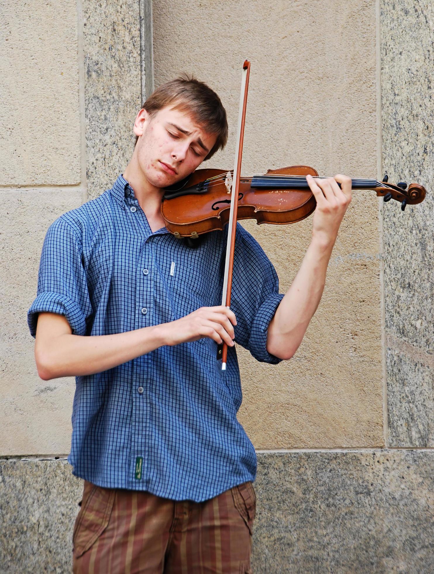 Fortælle eksplicit brugt Munich, Germany, 2012, Young street performer playing contemporary music  with a violin in the historic downtown district of Munich. The event was  free to the public. 5382762 Stock Photo at Vecteezy