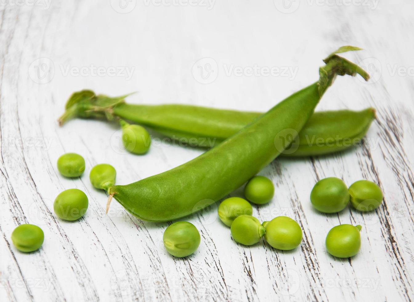 guisantes verdes sobre una mesa foto