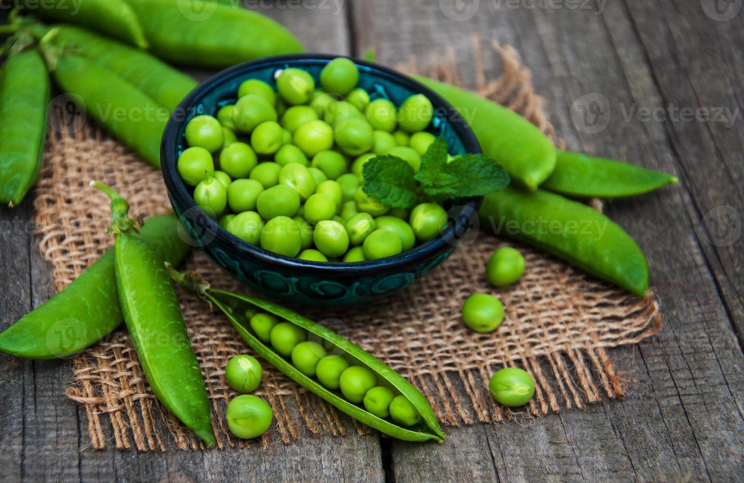 guisantes verdes sobre una mesa foto