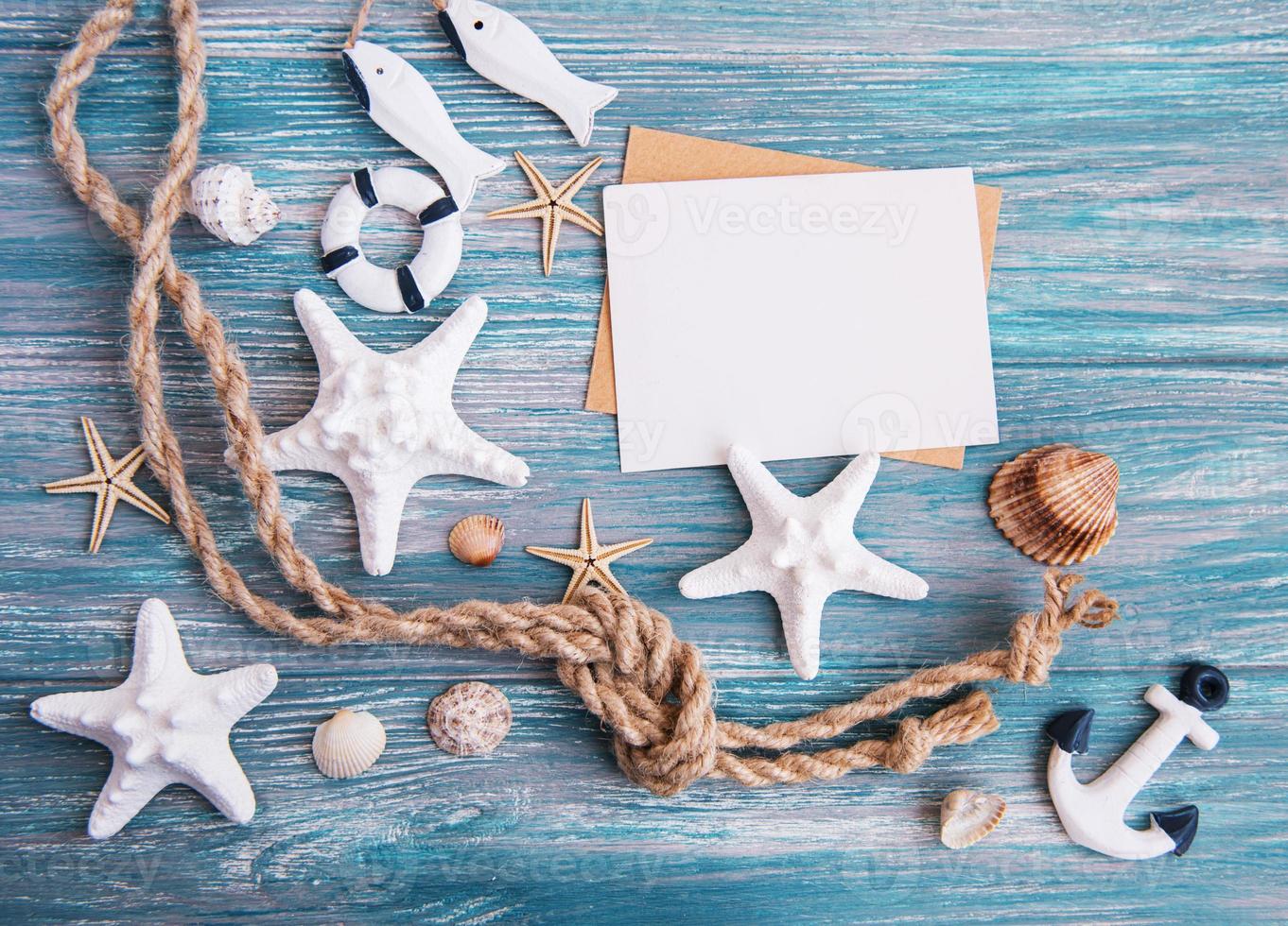 conchas, estrellas de mar y una postal en blanco foto