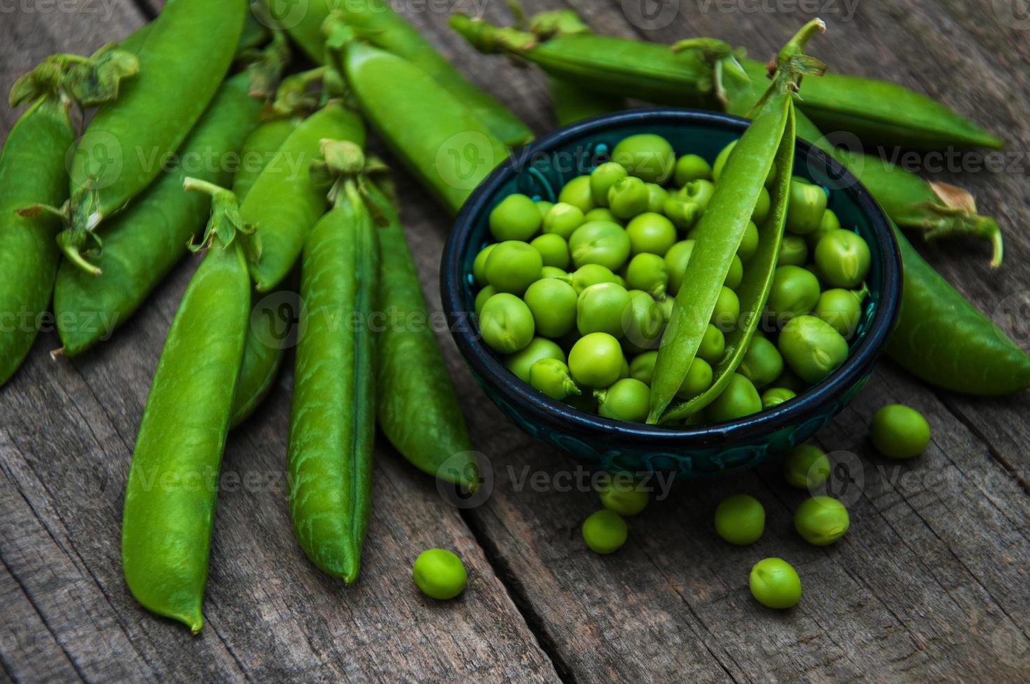 guisantes verdes sobre una mesa foto