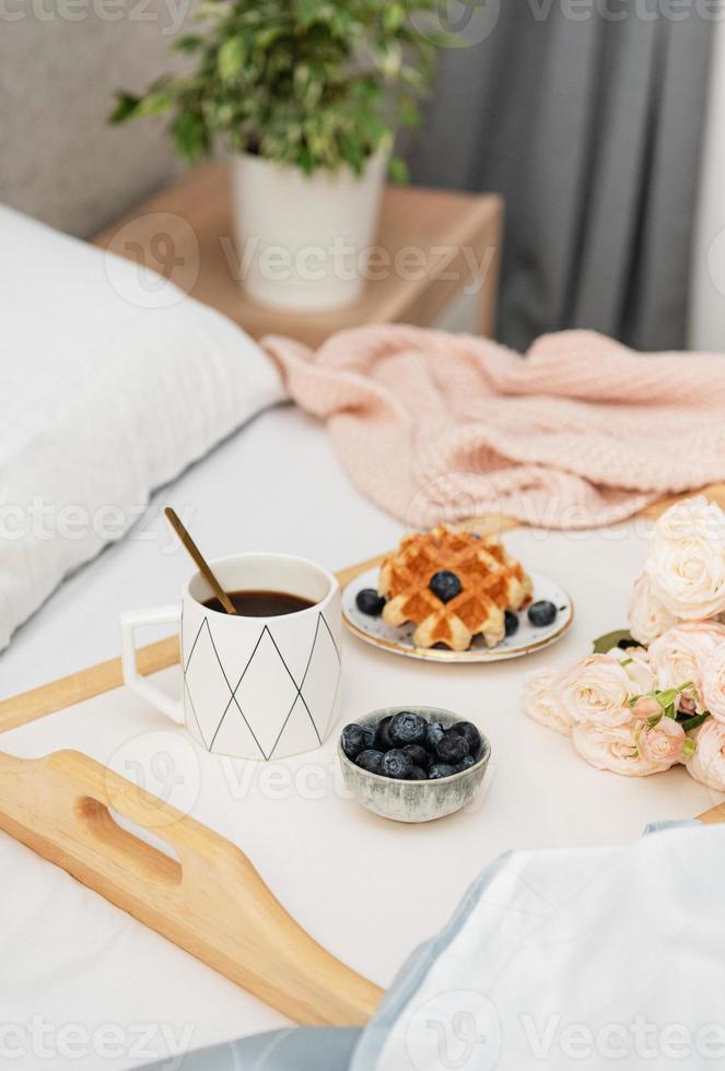 gofres vieneses y café en la cama. foto