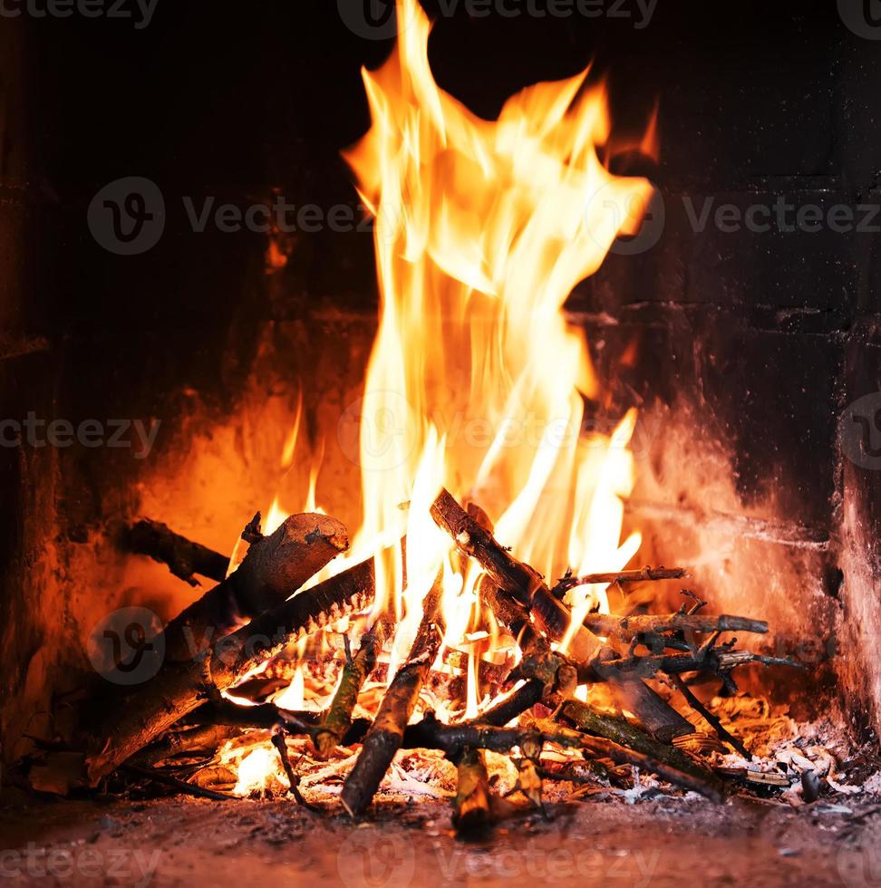 un fuego arde en una chimenea foto