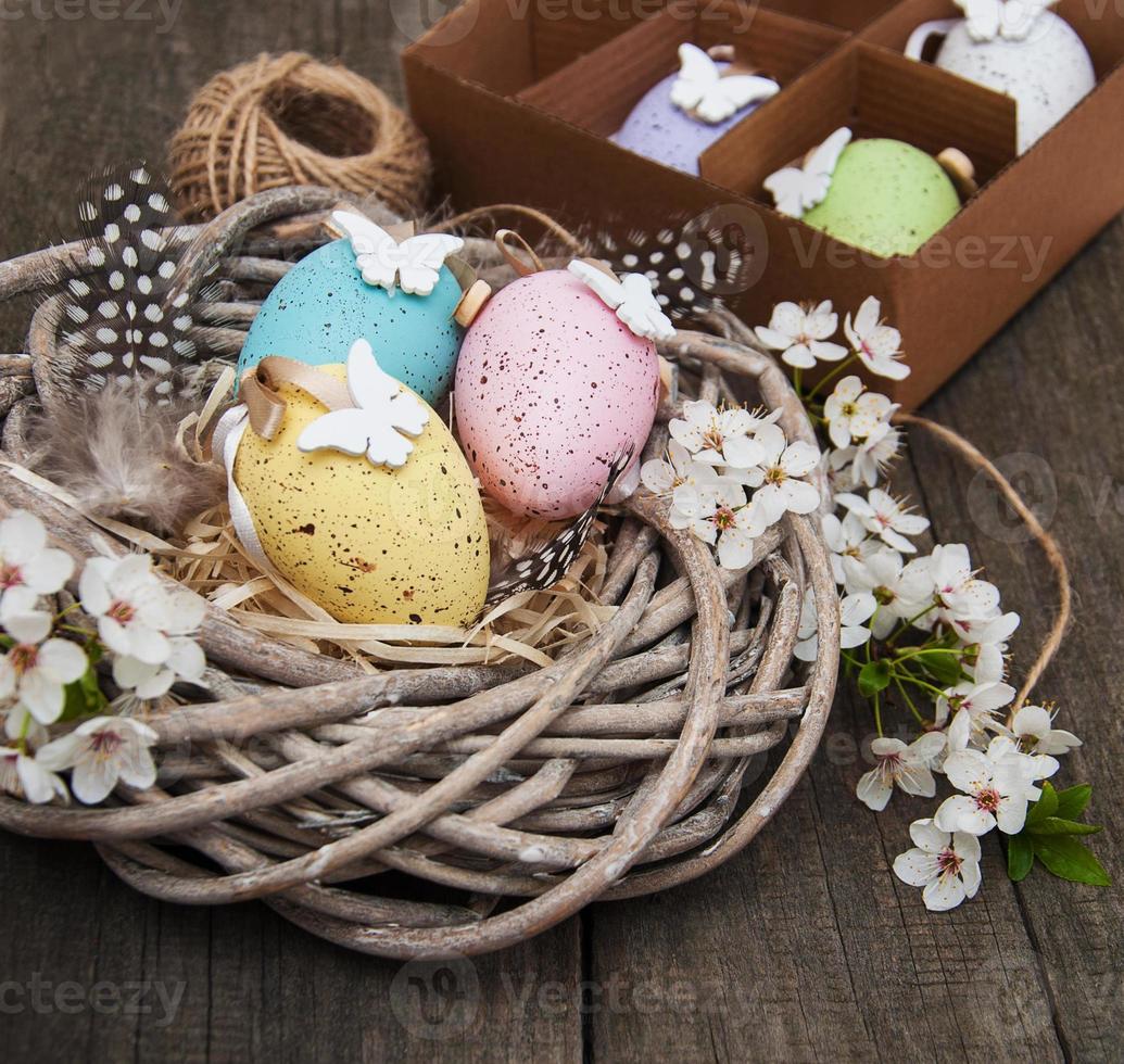 huevos de pascua y flores de primavera foto