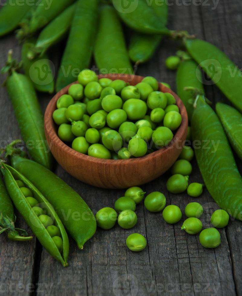 guisantes verdes sobre una mesa foto