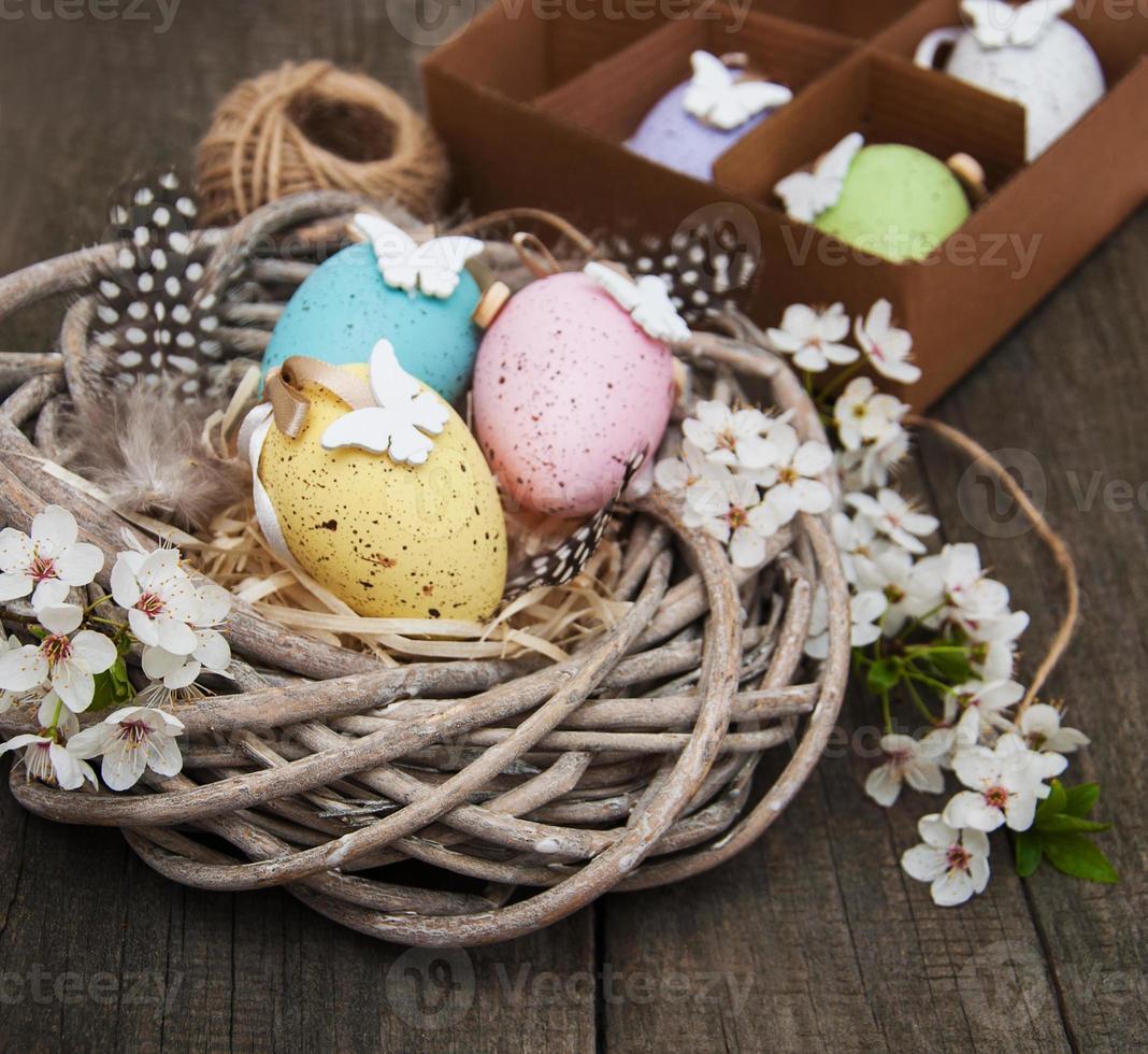 huevos de pascua y flores de primavera foto