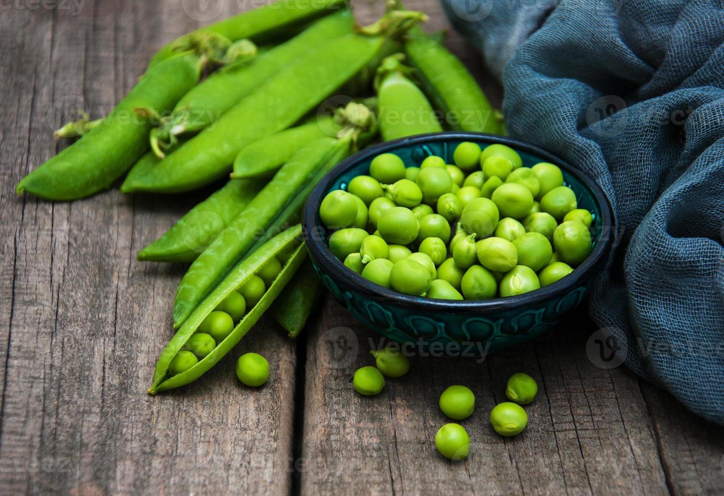 guisantes verdes sobre una mesa foto