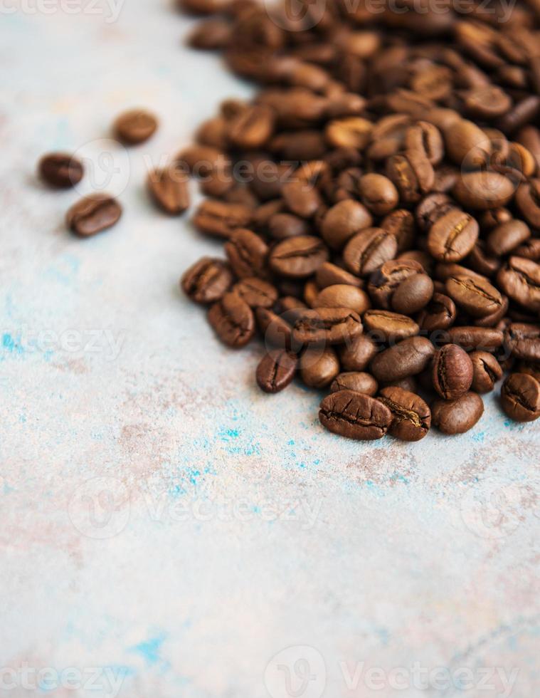 granos de café sobre un fondo de piedra foto