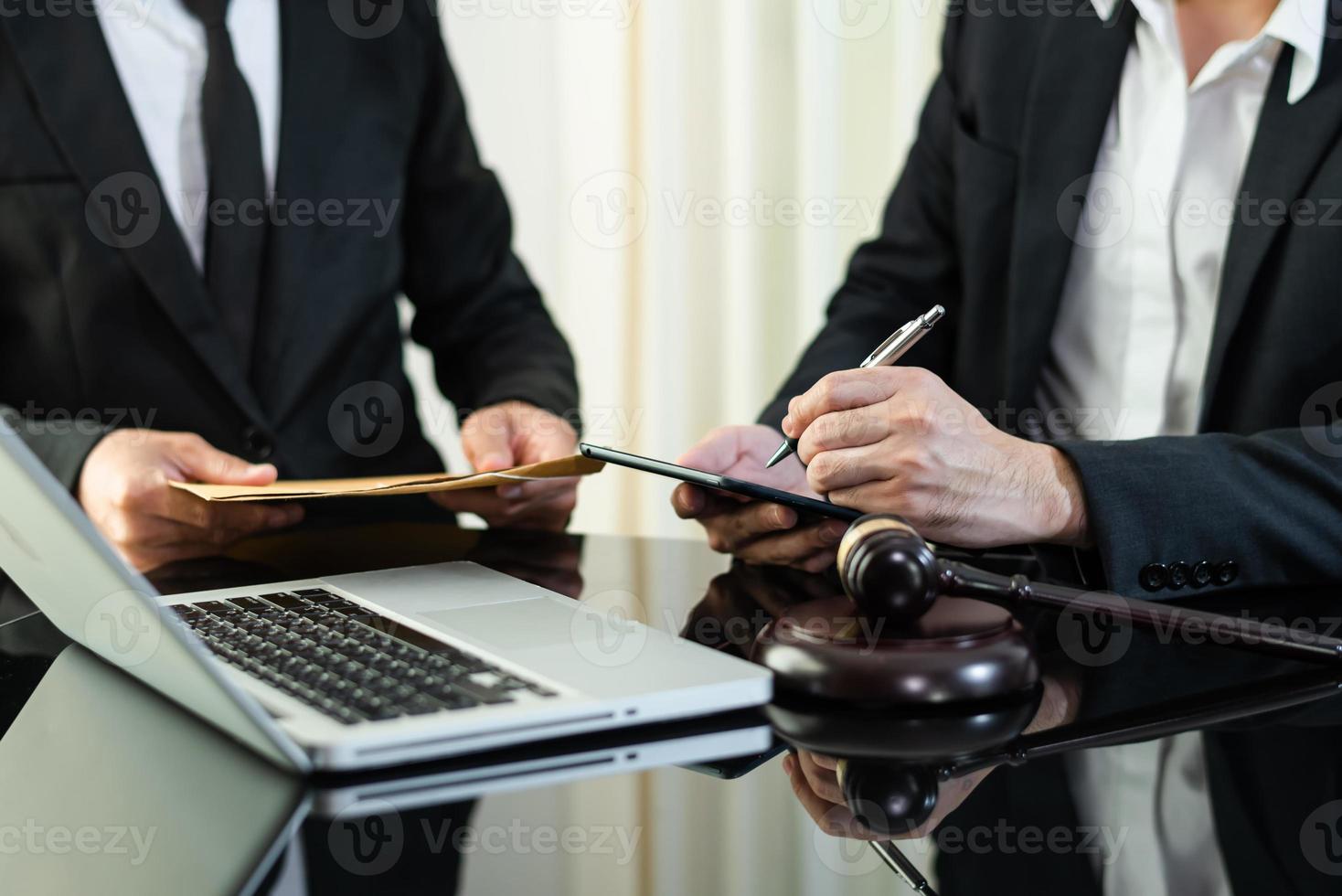 empresarios y abogados discutiendo documentos de contrato sentados en la mesa. conceptos de derecho, asesoría, servicios legales. foto