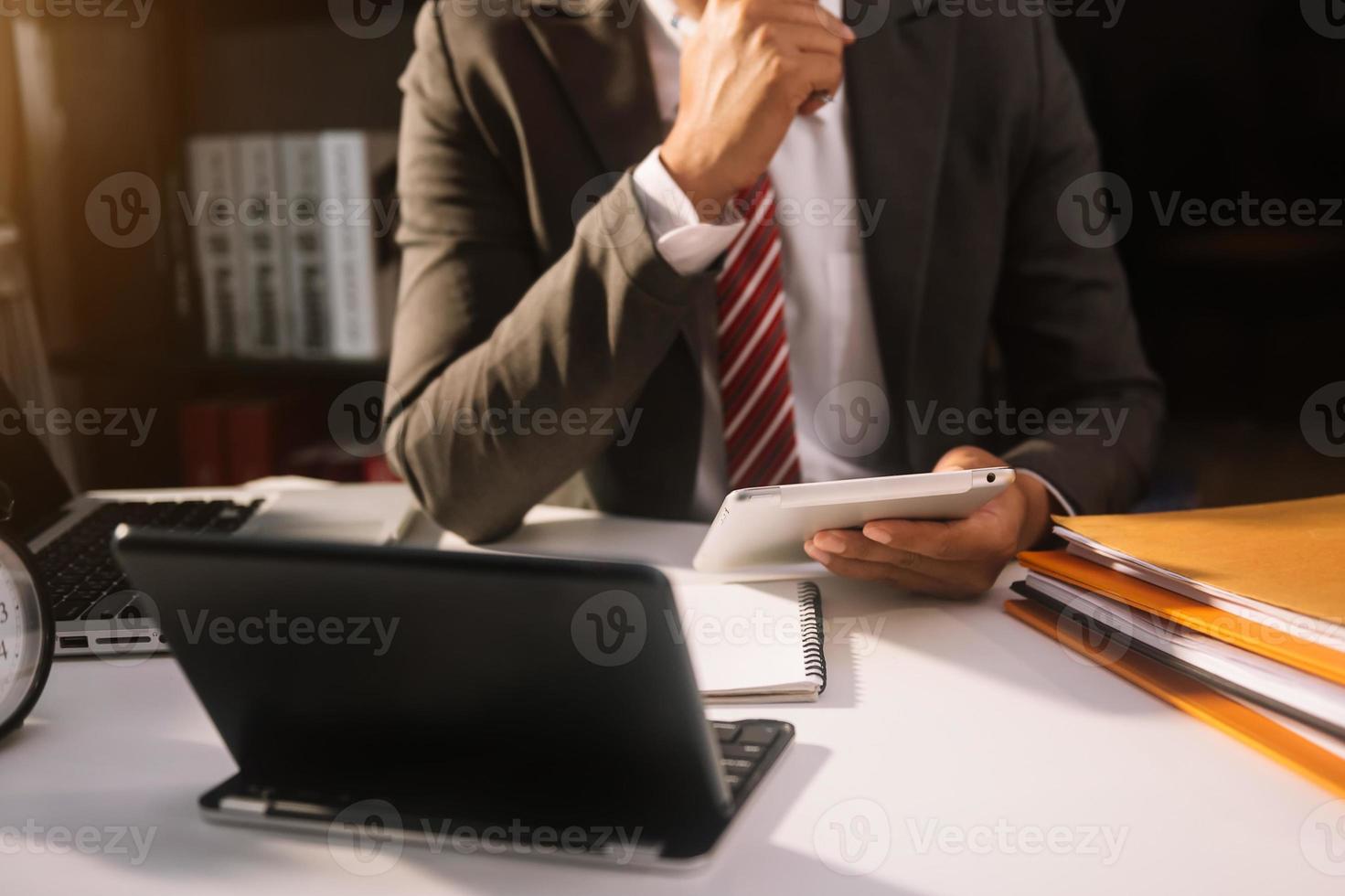 retrato de hombre de negocios estresado con diagrama de red social en la oficina. foto
