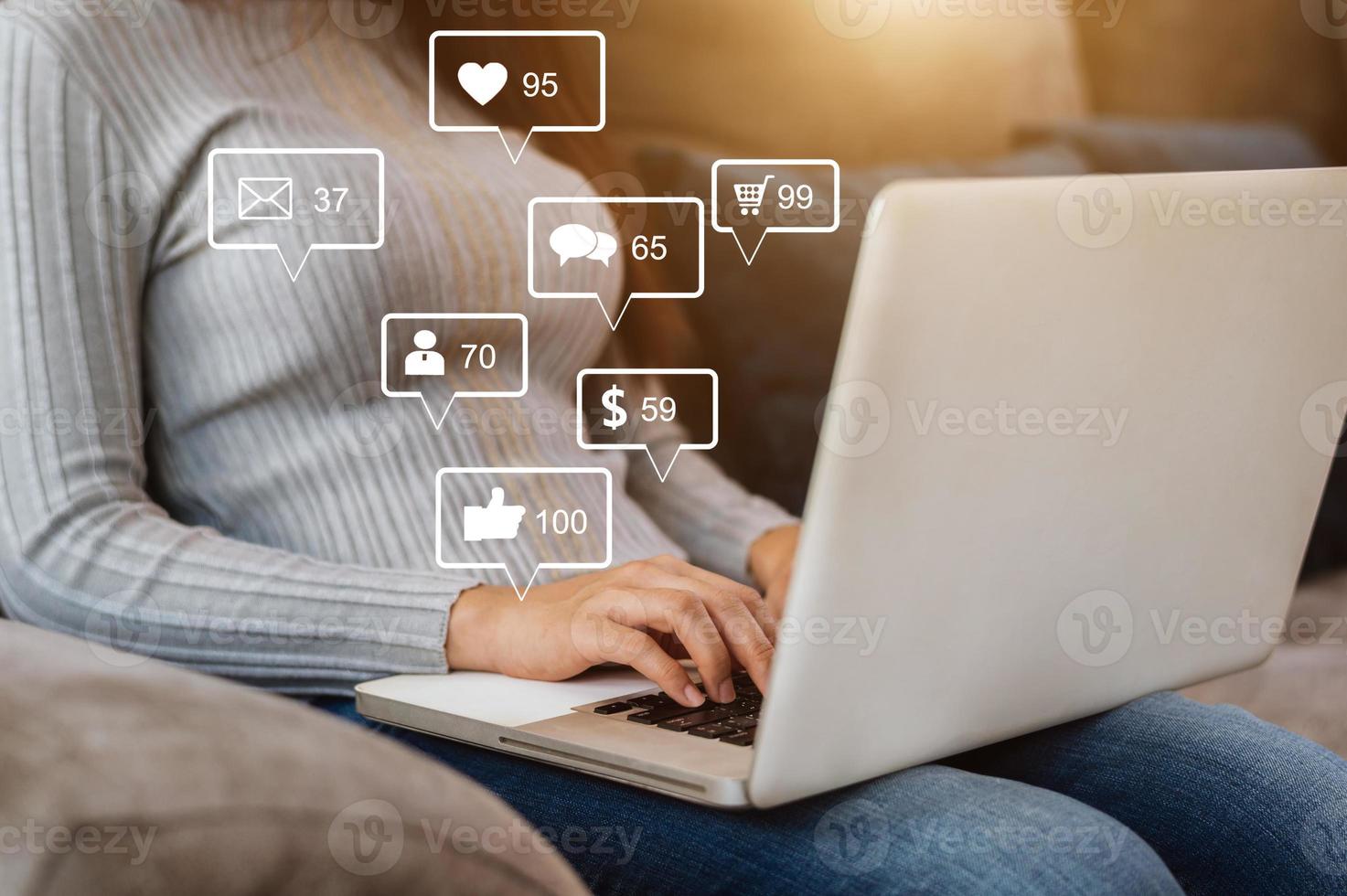 concepto de pantalla de iconos virtuales de redes sociales y marketing. primer plano de una mujer de negocios escribiendo teclado con una computadora portátil foto