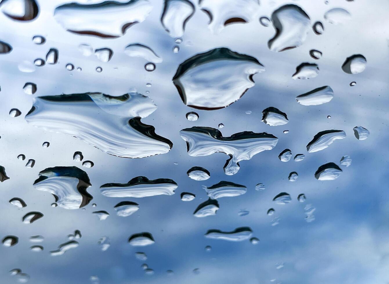 gotas de agua abstractas en un vidrio reflectante foto