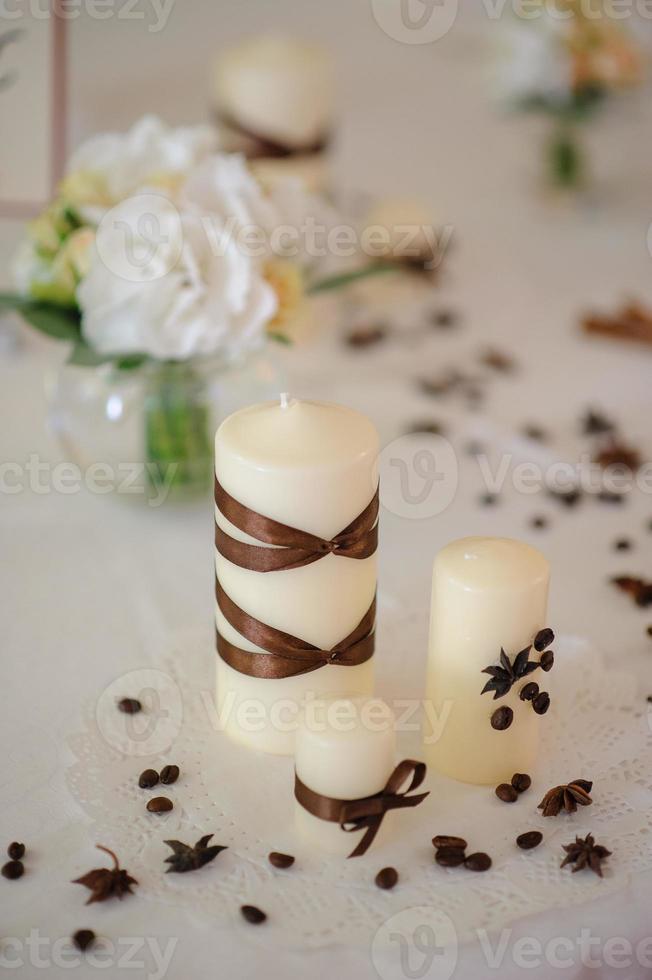 hermosas flores en la mesa en el día de la boda foto