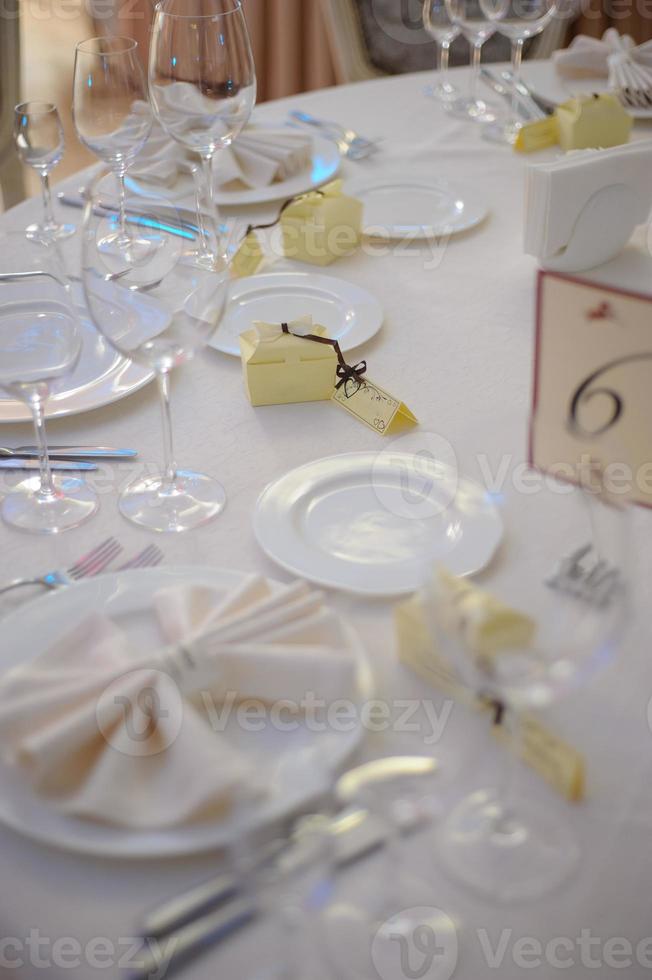 hermosas flores en la mesa en el día de la boda foto