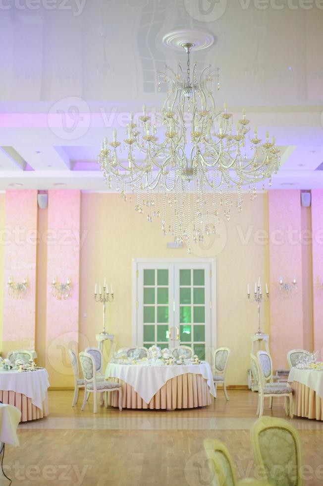 hermosas flores en la mesa en el día de la boda foto