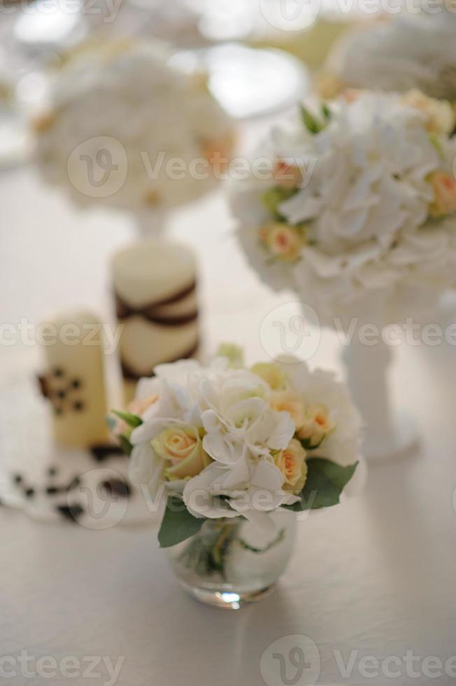 hermosas flores en la mesa en el día de la boda foto