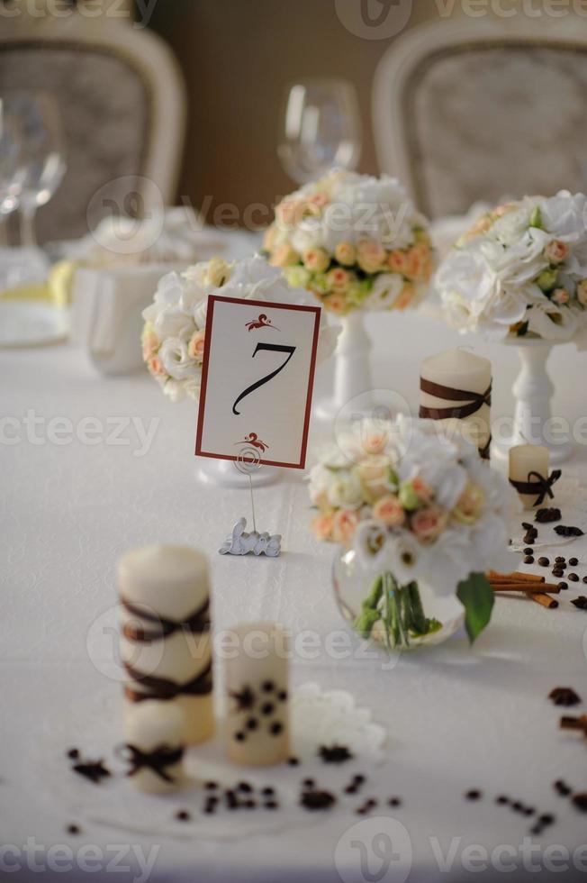 hermosas flores en la mesa en el día de la boda foto