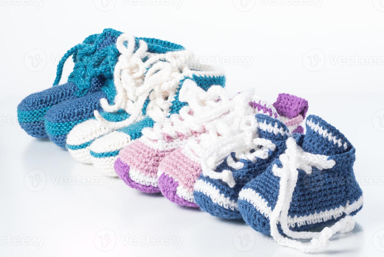 Bebé de invierno zapatos de lana tejidos aislado sobre fondo blanco. foto