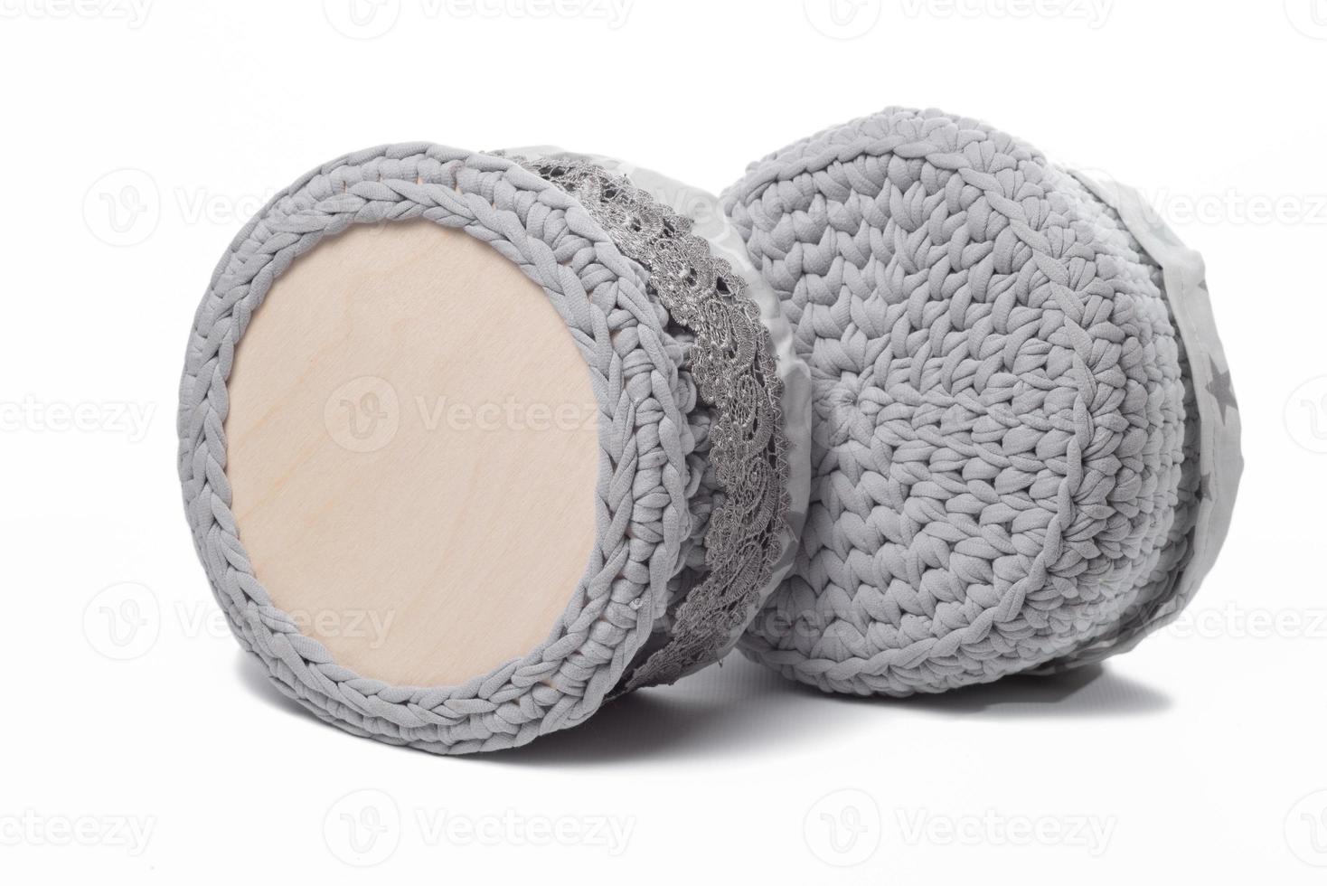 Ropa de lana tejida de invierno aislado sobre fondo blanco. foto