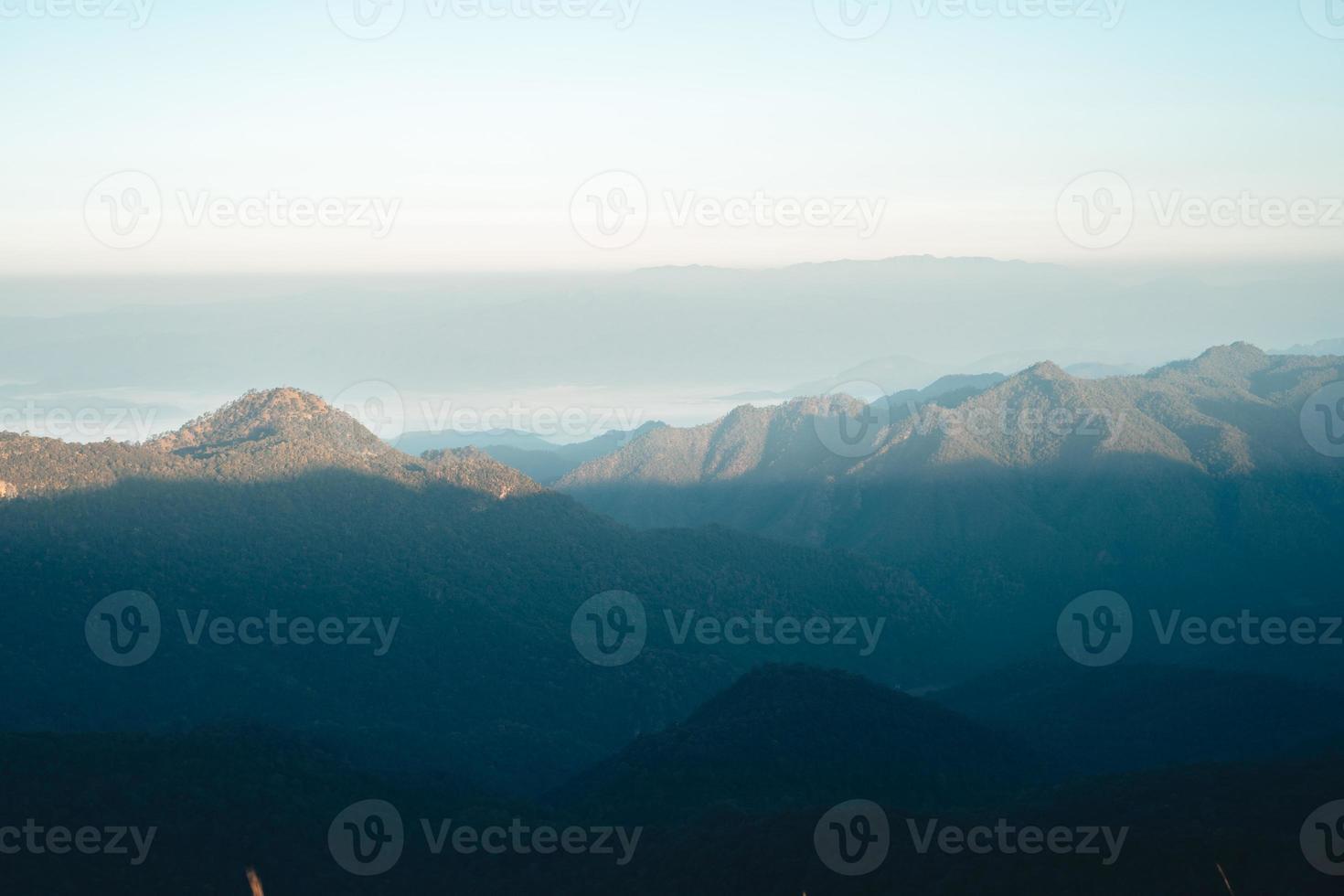 luz de la mañana y montañas, montañas en la mañana de verano y flores de primavera foto