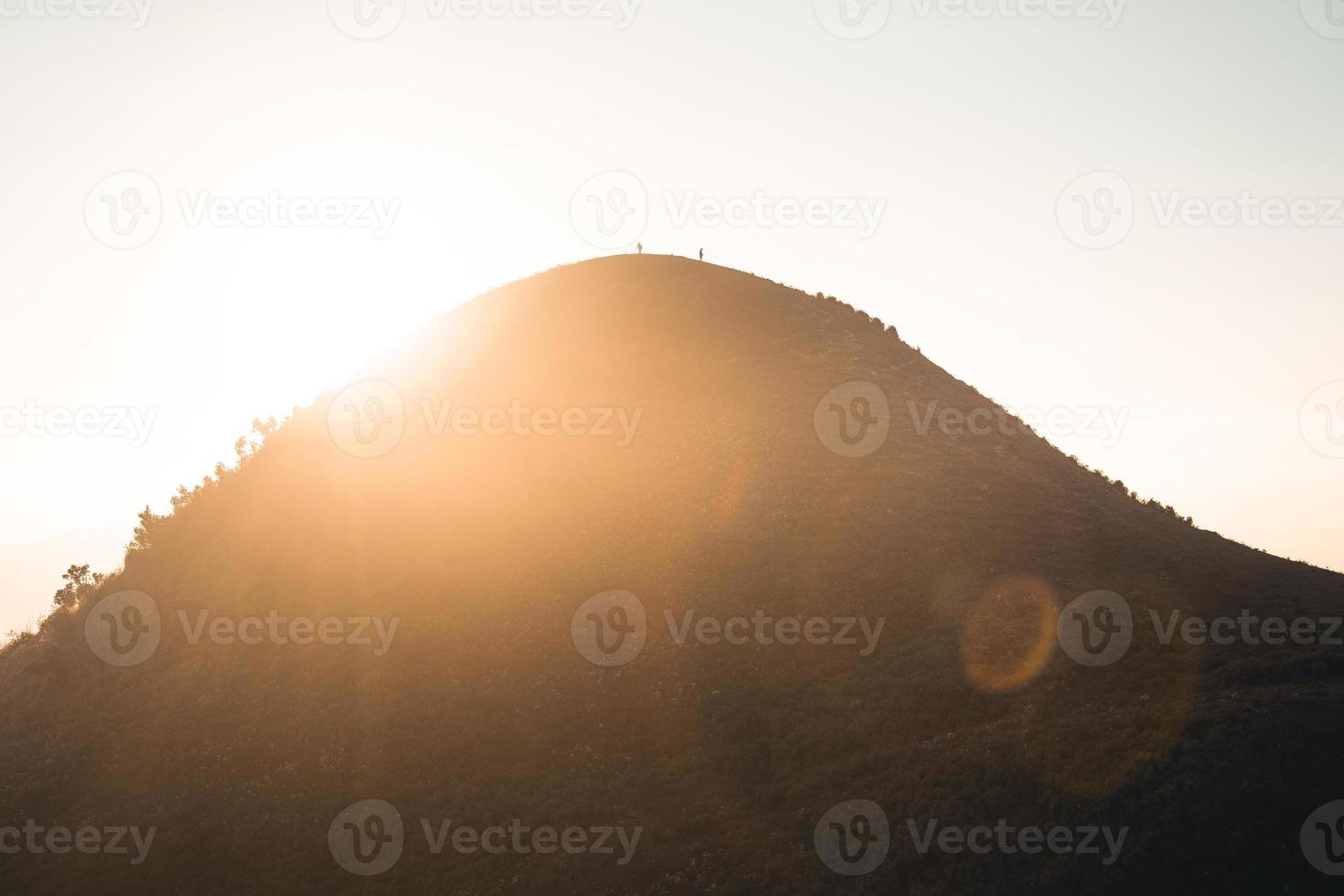 luz de la mañana y montañas, montañas en la mañana de verano y flores de primavera foto