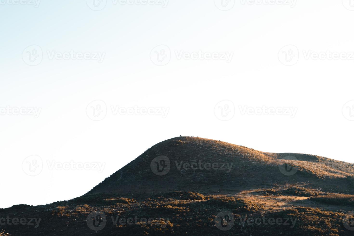 luz de la mañana y montañas, montañas en la mañana de verano y flores de primavera foto