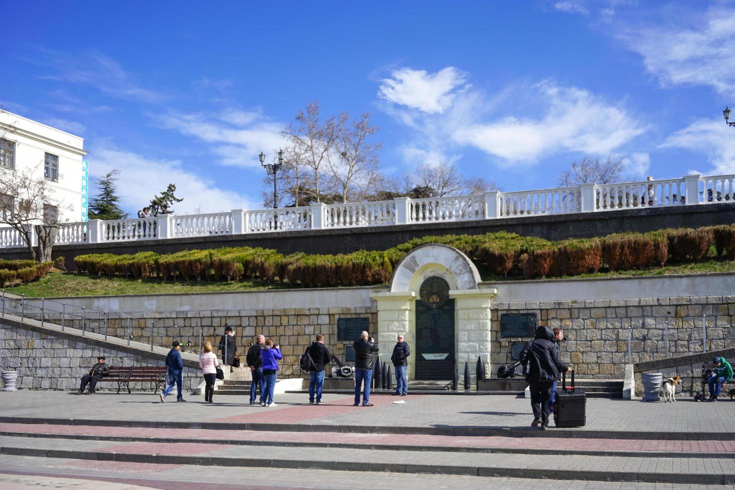 sebastopol, crimea-marzo 16, 2015 - paisaje urbano con vistas al paseo marítimo y atracciones. la gente camina en un día soleado. foto