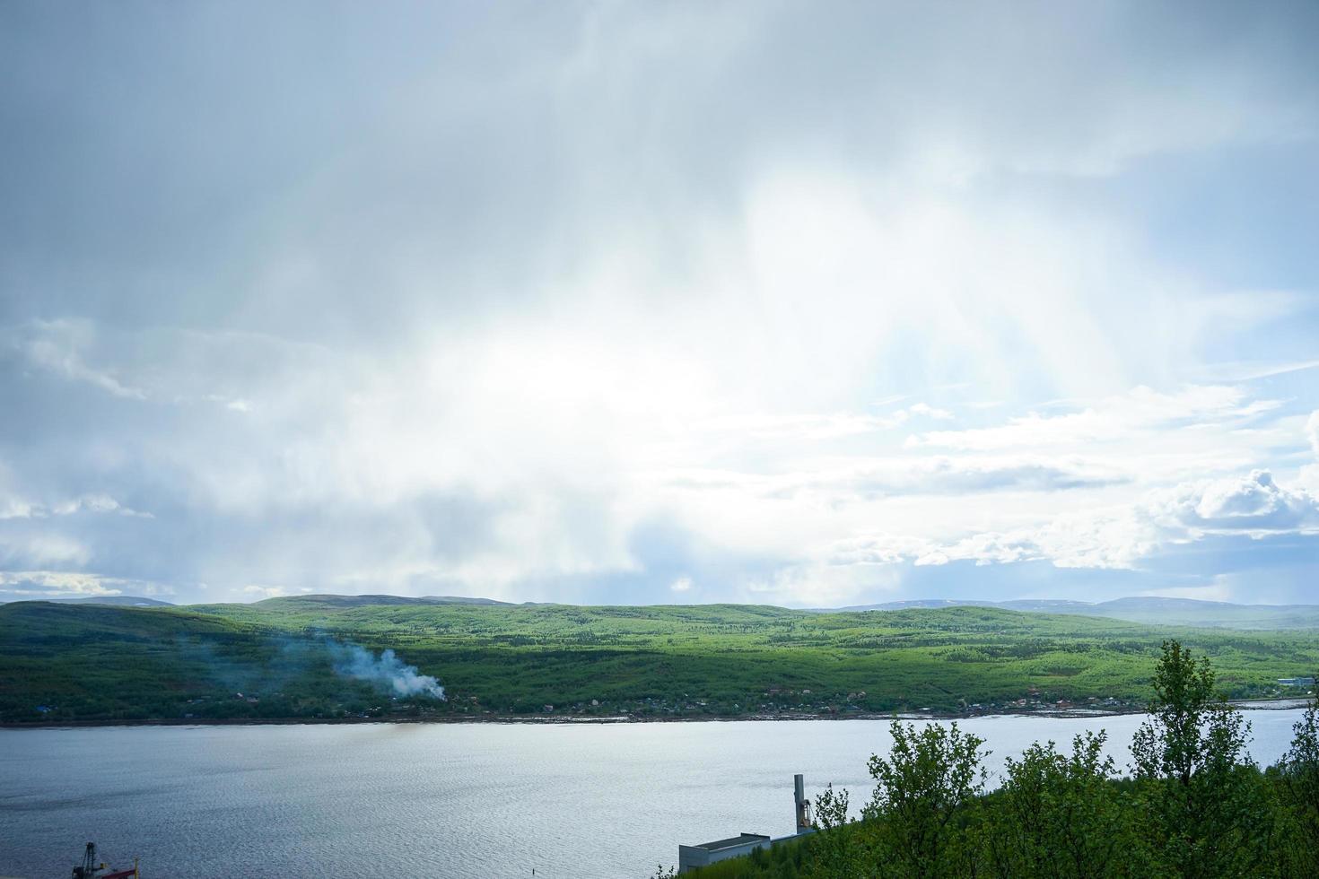 paisaje con vistas a la bahía de kola. Múrmansk, Rusia foto